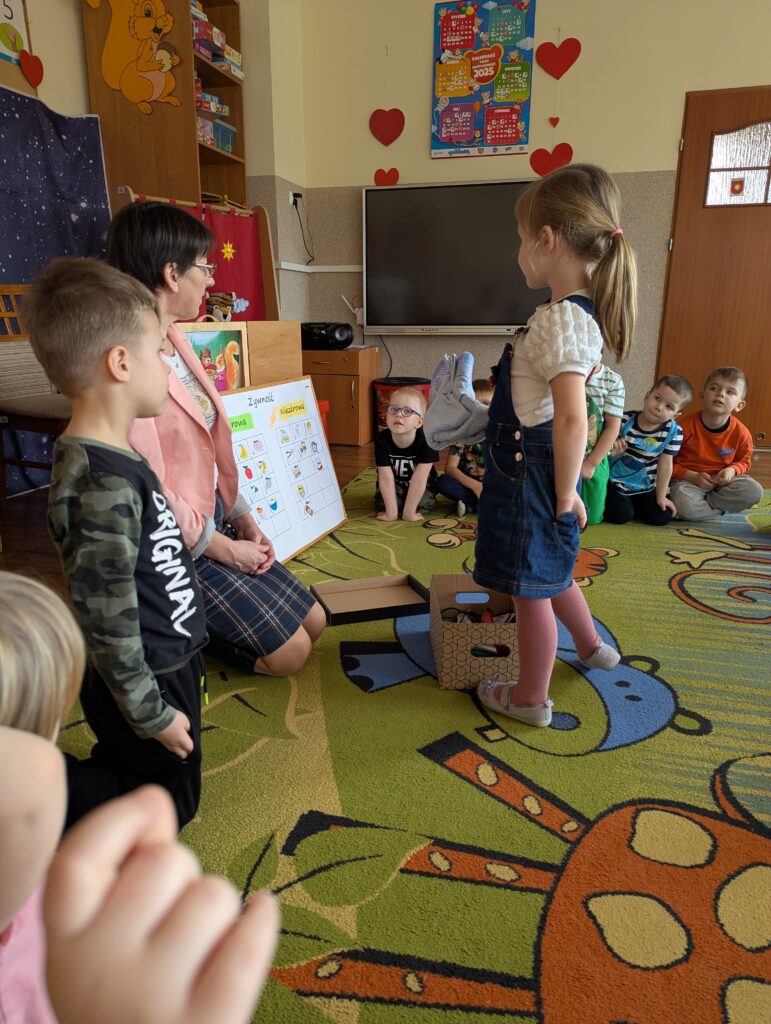 TEATRZYK PT. ,,SŁODKIE KŁOPOTY ŁAKOMEJ WIEWIÓRKI”