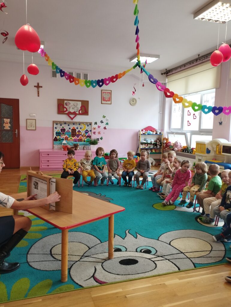 TEATRZYK PT. ,,SŁODKIE KŁOPOTY ŁAKOMEJ WIEWIÓRKI"