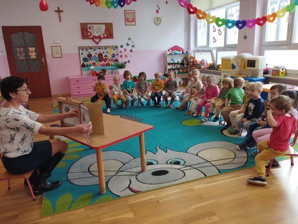 TEATRZYK PT. ,,SŁODKIE KŁOPOTY ŁAKOMEJ WIEWIÓRKI"