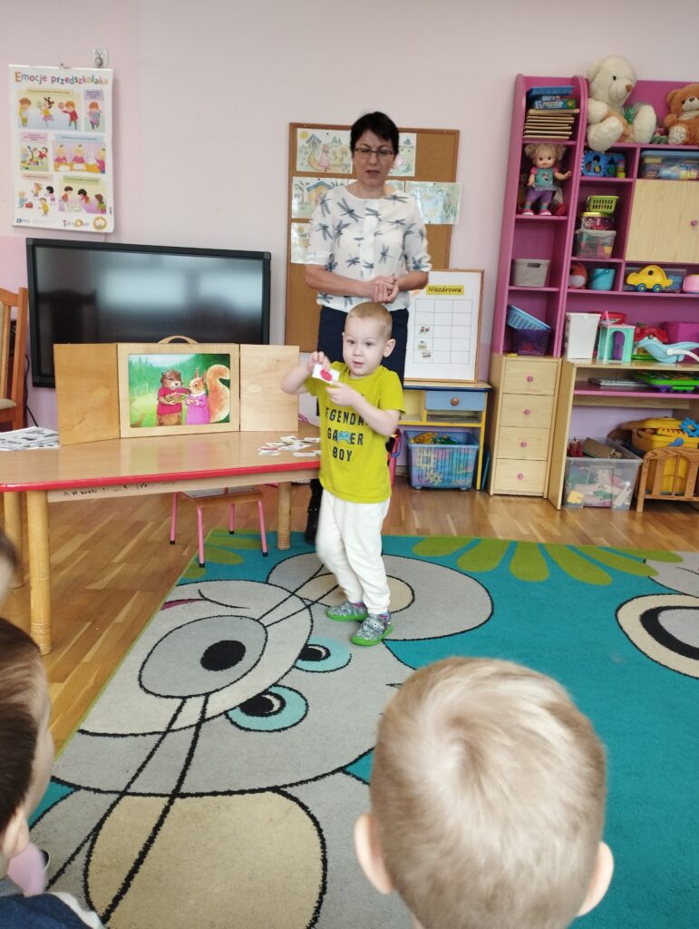 TEATRZYK PT. ,,SŁODKIE KŁOPOTY ŁAKOMEJ WIEWIÓRKI"