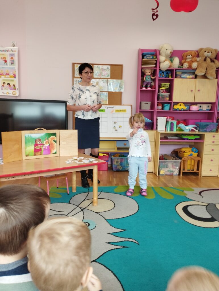 TEATRZYK PT. ,,SŁODKIE KŁOPOTY ŁAKOMEJ WIEWIÓRKI"