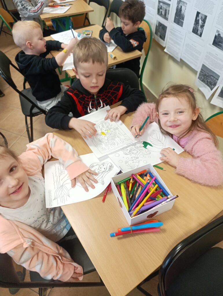 MIĘDZYNARODOWY DZIEŃ KSIĄŻKI DLA DZIECI - WYCIECZKA DO PEDAGOGICZNEJ BIBLIOTEKI W BUSKU - ZDROJU