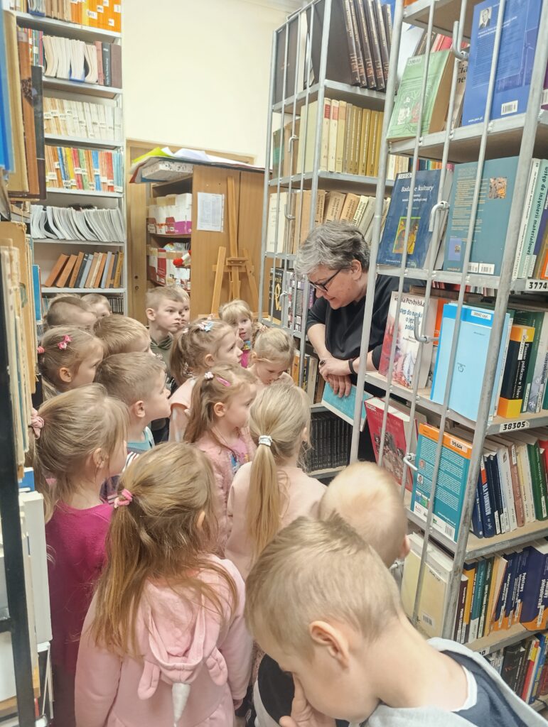 MIĘDZYNARODOWY DZIEŃ KSIĄŻKI DLA DZIECI - WYCIECZKA DO PEDAGOGICZNEJ BIBLIOTEKI W BUSKU - ZDROJU