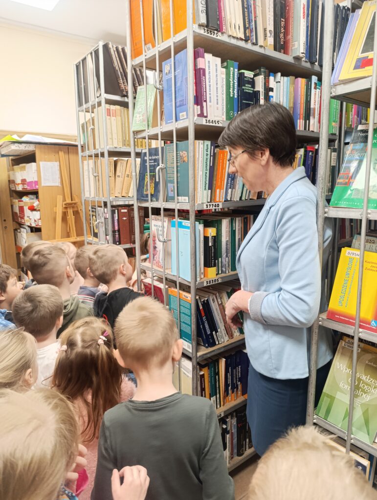 MIĘDZYNARODOWY DZIEŃ KSIĄŻKI DLA DZIECI - WYCIECZKA DO PEDAGOGICZNEJ BIBLIOTEKI W BUSKU - ZDROJU