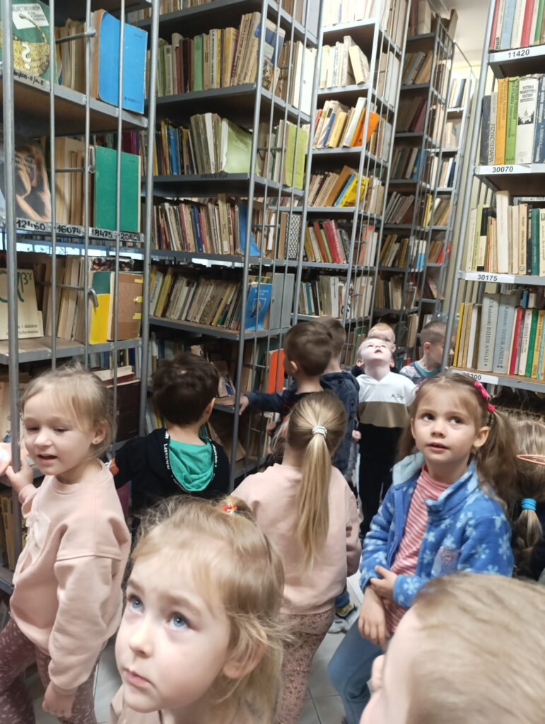 MIĘDZYNARODOWY DZIEŃ KSIĄŻKI DLA DZIECI - WYCIECZKA DO PEDAGOGICZNEJ BIBLIOTEKI W BUSKU - ZDROJU
