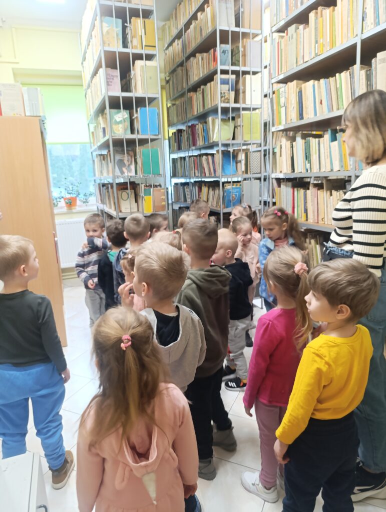 MIĘDZYNARODOWY DZIEŃ KSIĄŻKI DLA DZIECI - WYCIECZKA DO PEDAGOGICZNEJ BIBLIOTEKI W BUSKU - ZDROJU