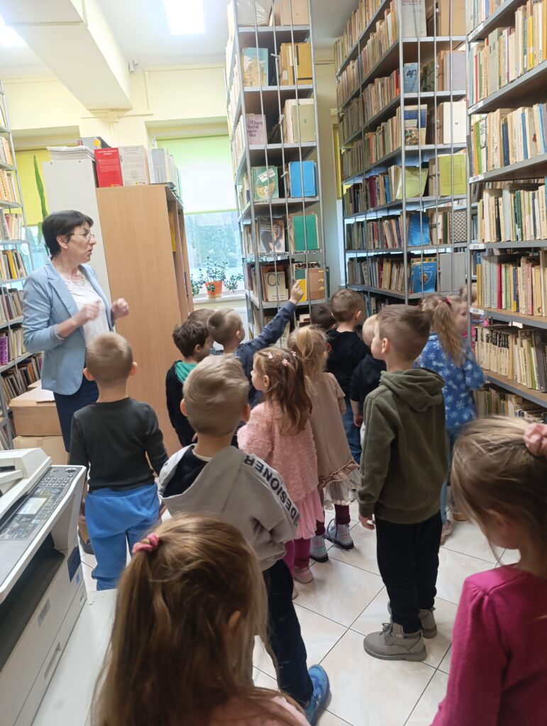 MIĘDZYNARODOWY DZIEŃ KSIĄŻKI DLA DZIECI - WYCIECZKA DO PEDAGOGICZNEJ BIBLIOTEKI W BUSKU - ZDROJU