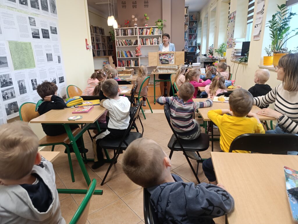 MIĘDZYNARODOWY DZIEŃ KSIĄŻKI DLA DZIECI - WYCIECZKA DO PEDAGOGICZNEJ BIBLIOTEKI W BUSKU - ZDROJU