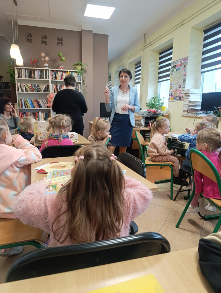 MIĘDZYNARODOWY DZIEŃ KSIĄŻKI DLA DZIECI - WYCIECZKA DO PEDAGOGICZNEJ BIBLIOTEKI W BUSKU - ZDROJU