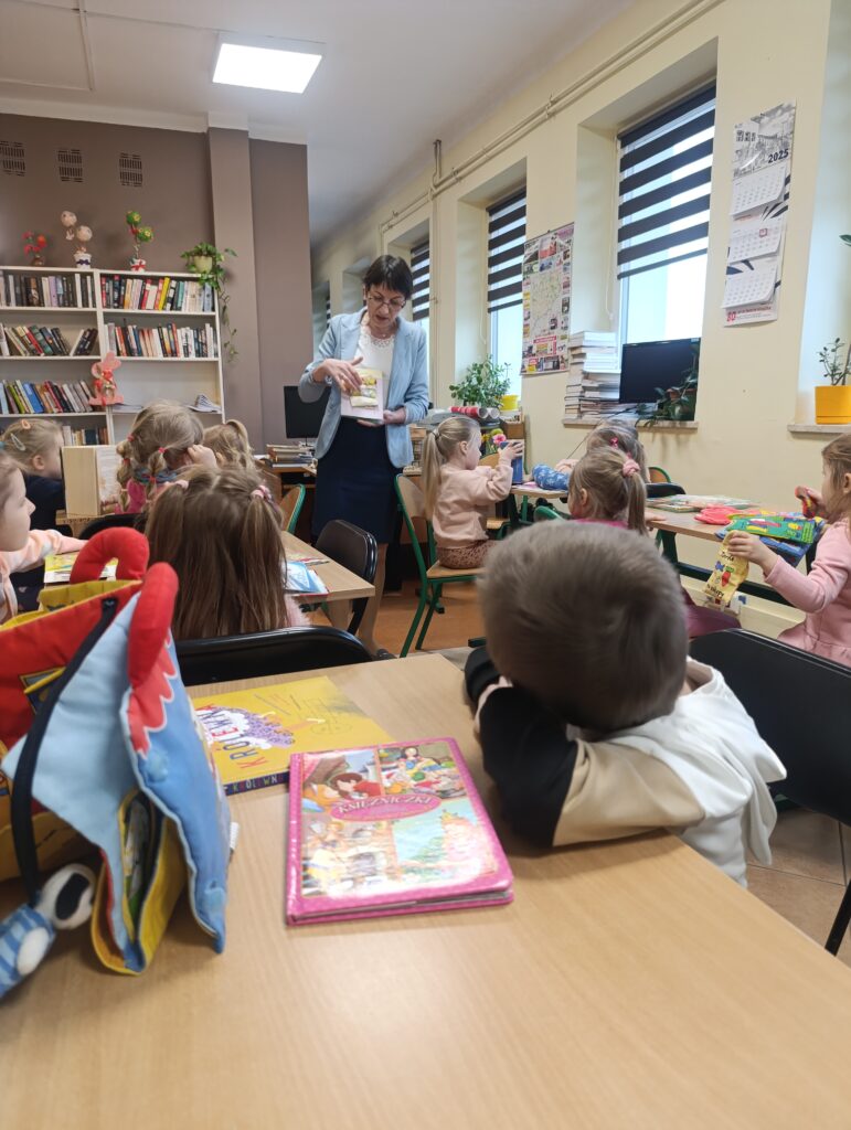 MIĘDZYNARODOWY DZIEŃ KSIĄŻKI DLA DZIECI - WYCIECZKA DO PEDAGOGICZNEJ BIBLIOTEKI W BUSKU - ZDROJU