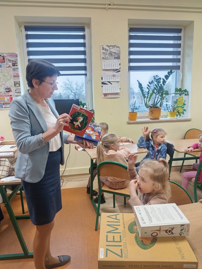 MIĘDZYNARODOWY DZIEŃ KSIĄŻKI DLA DZIECI - WYCIECZKA DO PEDAGOGICZNEJ BIBLIOTEKI W BUSKU - ZDROJU