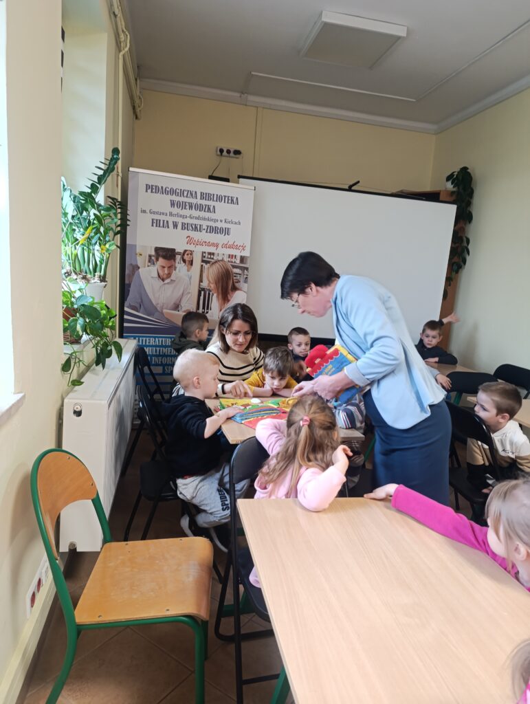 MIĘDZYNARODOWY DZIEŃ KSIĄŻKI DLA DZIECI - WYCIECZKA DO PEDAGOGICZNEJ BIBLIOTEKI W BUSKU - ZDROJU
