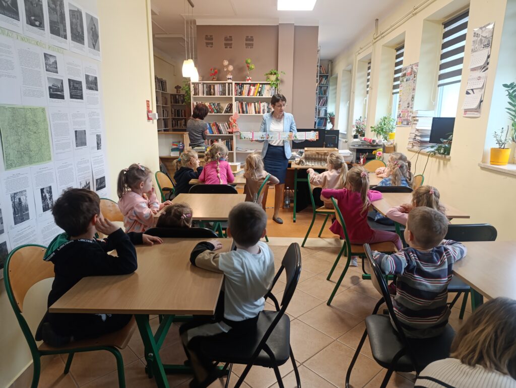 MIĘDZYNARODOWY DZIEŃ KSIĄŻKI DLA DZIECI - WYCIECZKA DO PEDAGOGICZNEJ BIBLIOTEKI W BUSKU - ZDROJU