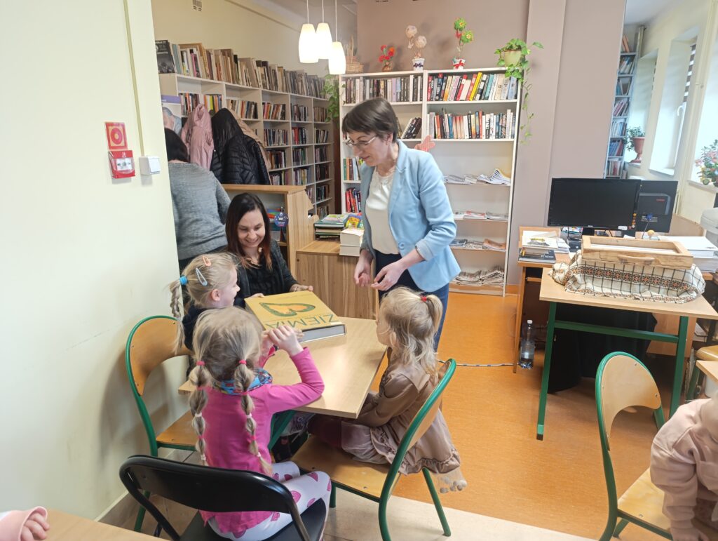 MIĘDZYNARODOWY DZIEŃ KSIĄŻKI DLA DZIECI - WYCIECZKA DO PEDAGOGICZNEJ BIBLIOTEKI W BUSKU - ZDROJU