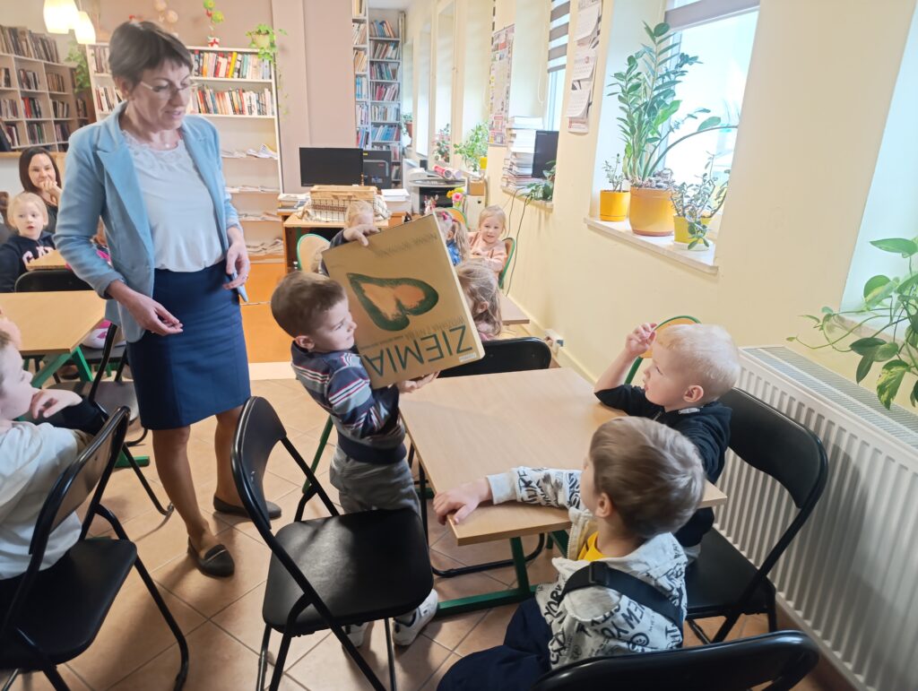 MIĘDZYNARODOWY DZIEŃ KSIĄŻKI DLA DZIECI - WYCIECZKA DO PEDAGOGICZNEJ BIBLIOTEKI W BUSKU - ZDROJU