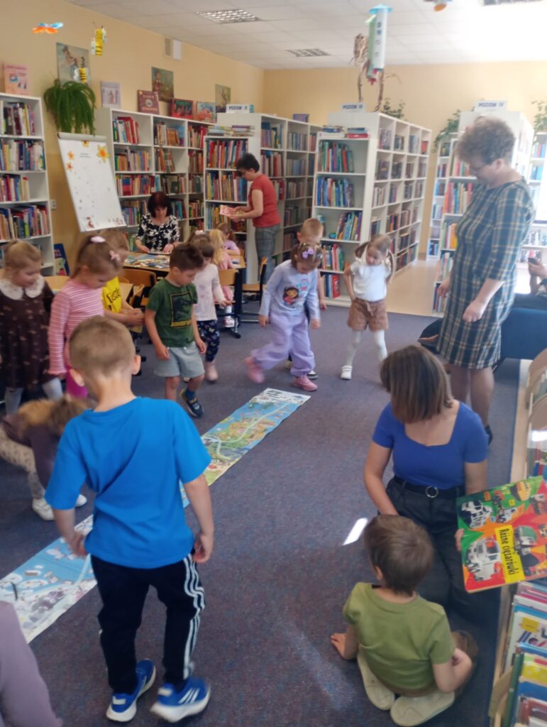 BIEDRONKI Z WIZYTĄ W MIEJSKO - GMINEJ BIBLIOTECE PUBLICZNEJ W BUSKU - ZDROJU