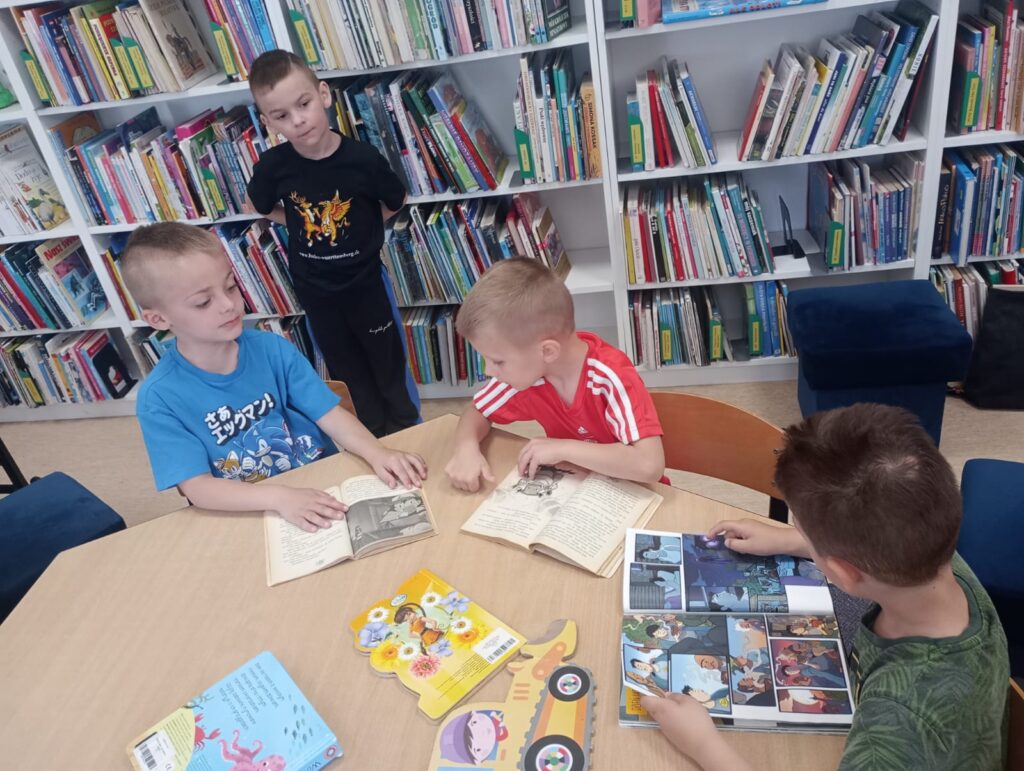 BIEDRONKI Z WIZYTĄ W MIEJSKO - GMINEJ BIBLIOTECE PUBLICZNEJ W BUSKU - ZDROJU