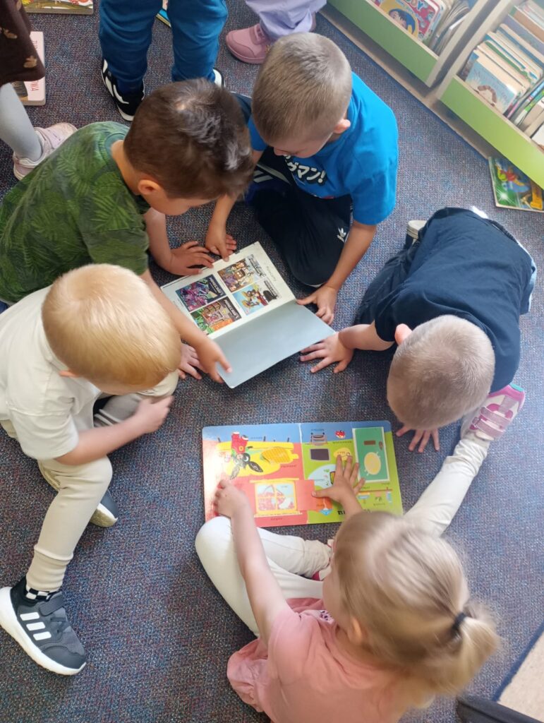 BIEDRONKI Z WIZYTĄ W MIEJSKO - GMINEJ BIBLIOTECE PUBLICZNEJ W BUSKU - ZDROJU