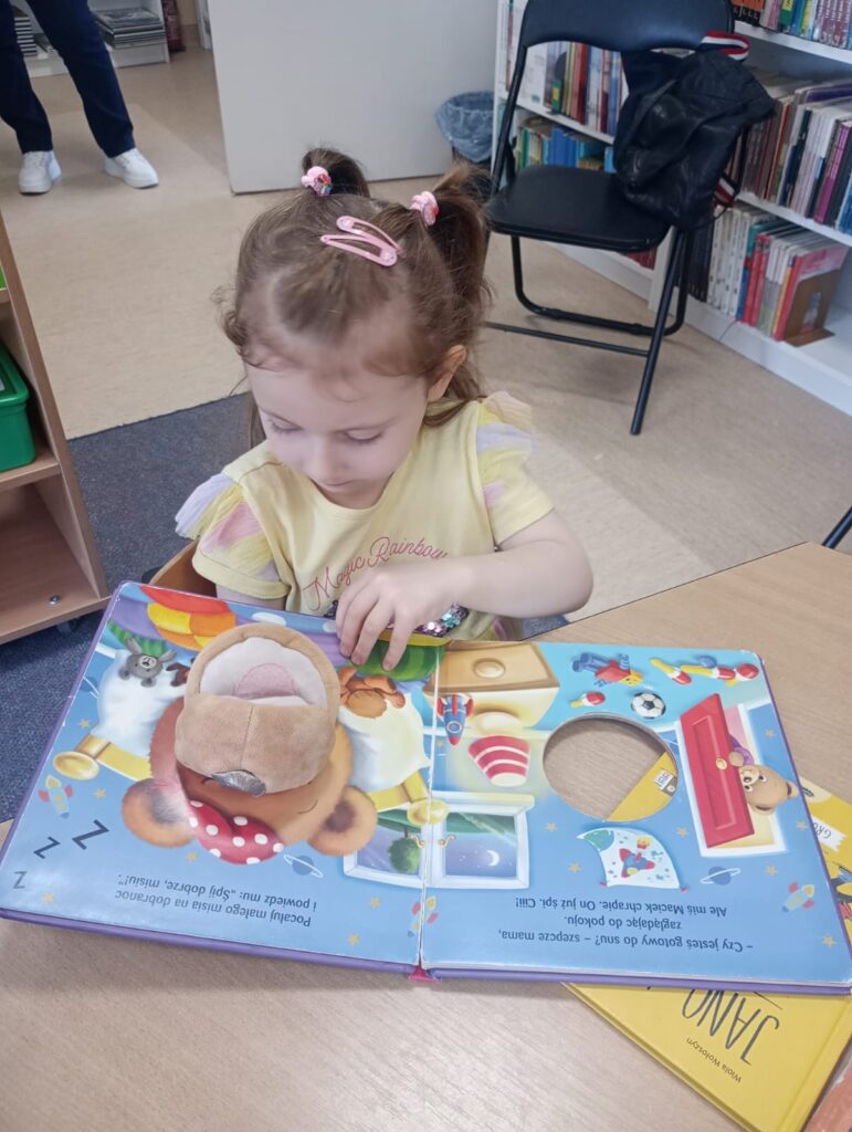 BIEDRONKI Z WIZYTĄ W MIEJSKO - GMINEJ BIBLIOTECE PUBLICZNEJ W BUSKU - ZDROJU