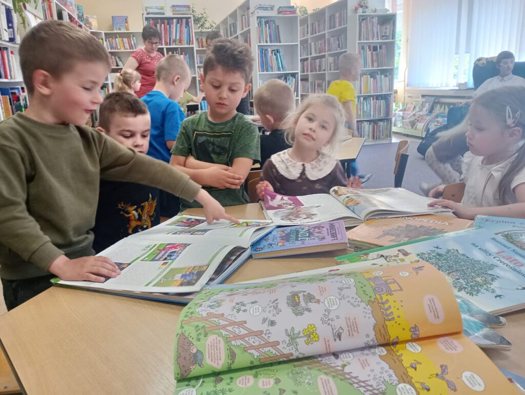 BIEDRONKI Z WIZYTĄ W MIEJSKO - GMINEJ BIBLIOTECE PUBLICZNEJ W BUSKU - ZDROJU