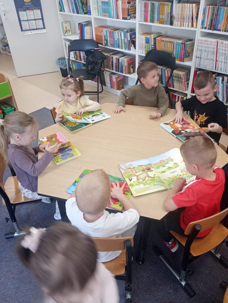 BIEDRONKI Z WIZYTĄ W MIEJSKO - GMINEJ BIBLIOTECE PUBLICZNEJ W BUSKU - ZDROJU