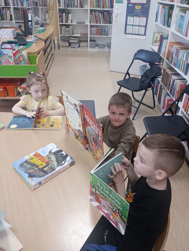 BIEDRONKI Z WIZYTĄ W MIEJSKO - GMINEJ BIBLIOTECE PUBLICZNEJ W BUSKU - ZDROJU