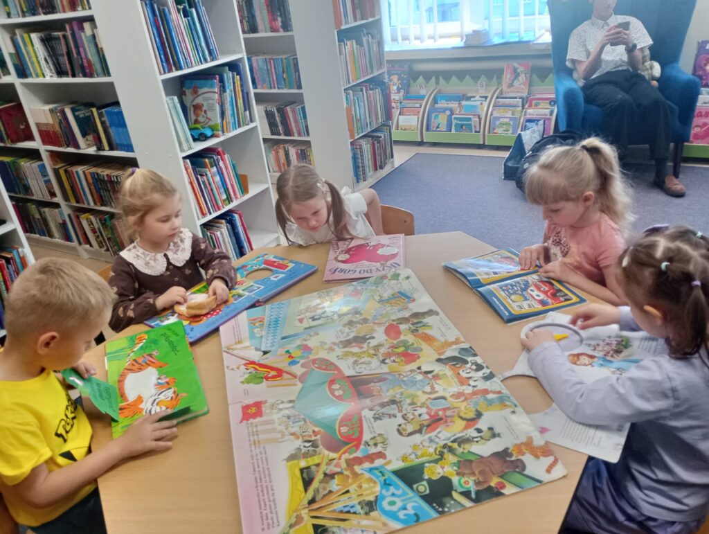 BIEDRONKI Z WIZYTĄ W MIEJSKO - GMINEJ BIBLIOTECE PUBLICZNEJ W BUSKU - ZDROJU