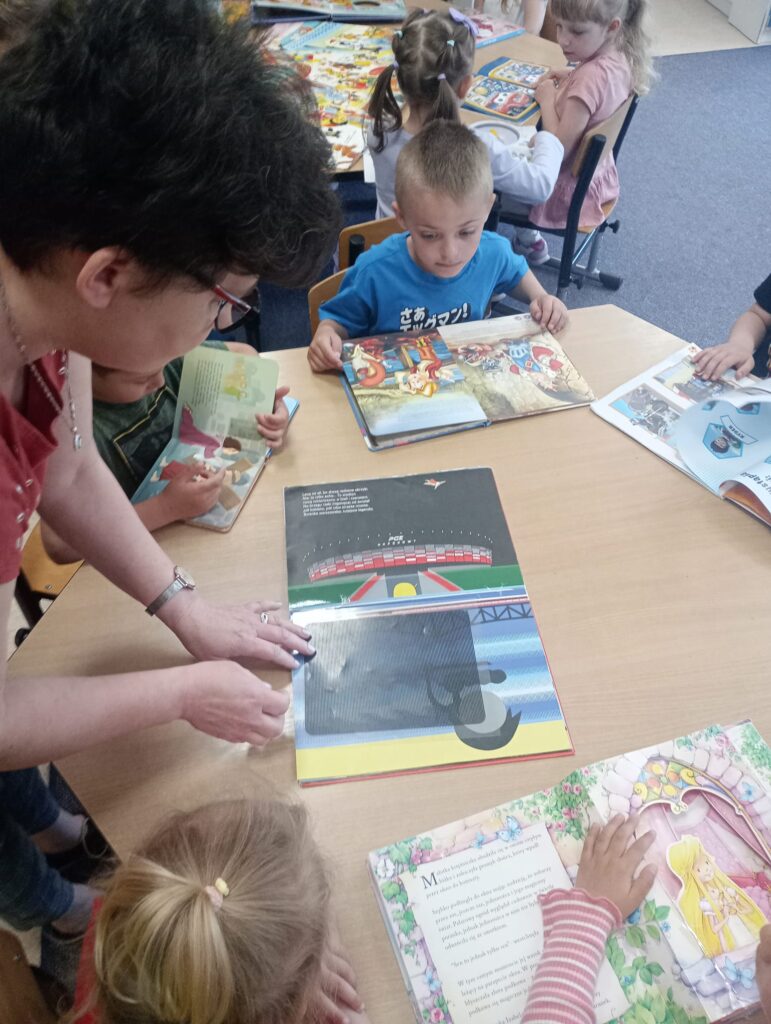 BIEDRONKI Z WIZYTĄ W MIEJSKO - GMINEJ BIBLIOTECE PUBLICZNEJ W BUSKU - ZDROJU