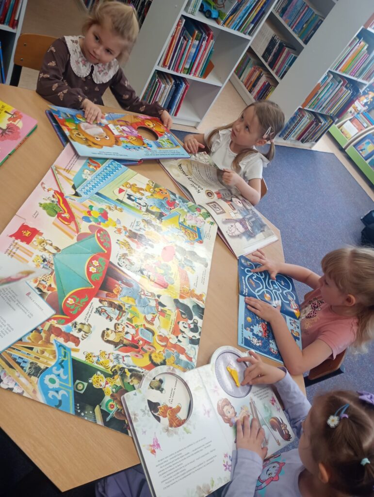 BIEDRONKI Z WIZYTĄ W MIEJSKO - GMINEJ BIBLIOTECE PUBLICZNEJ W BUSKU - ZDROJU