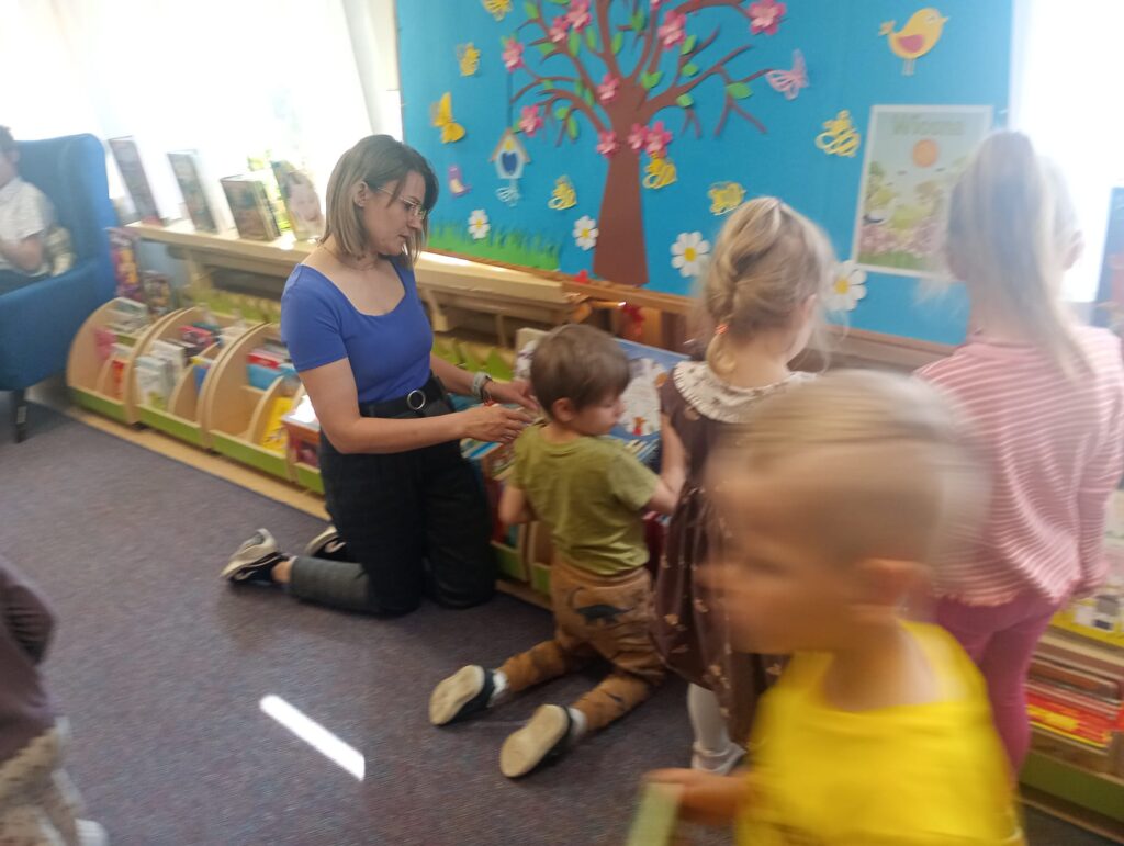 BIEDRONKI Z WIZYTĄ W MIEJSKO - GMINEJ BIBLIOTECE PUBLICZNEJ W BUSKU - ZDROJU