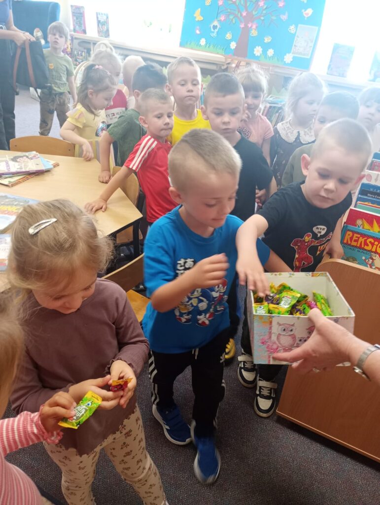 BIEDRONKI Z WIZYTĄ W MIEJSKO - GMINEJ BIBLIOTECE PUBLICZNEJ W BUSKU - ZDROJU