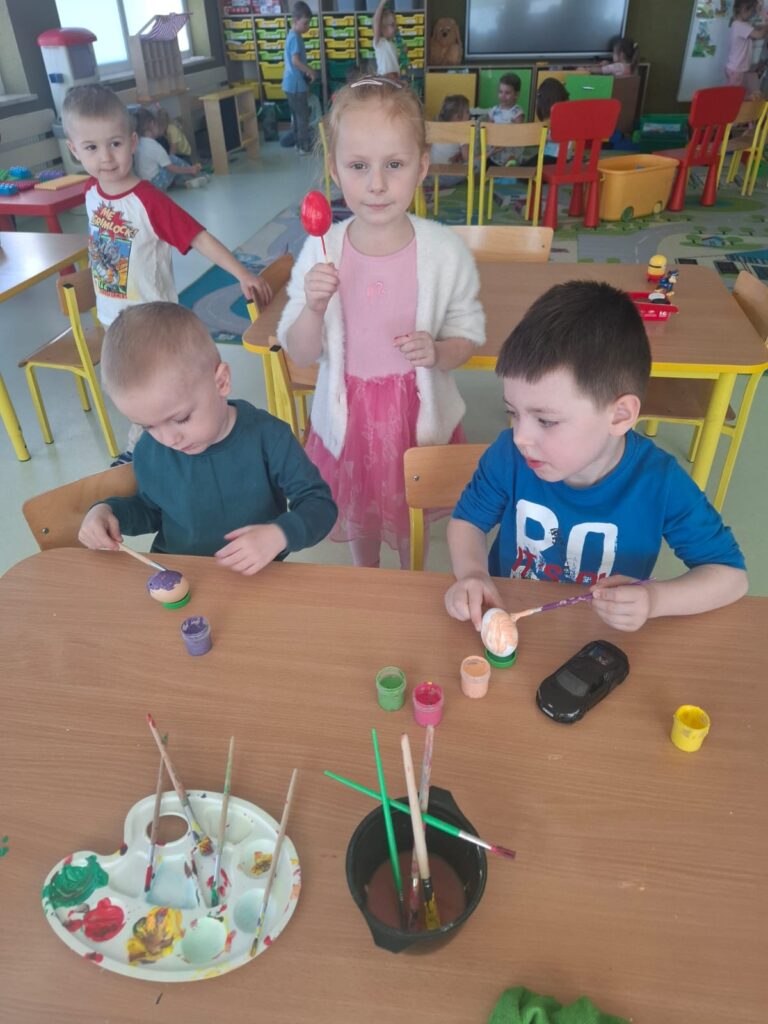 Malujemy pisanki grupa ''Papużki''
