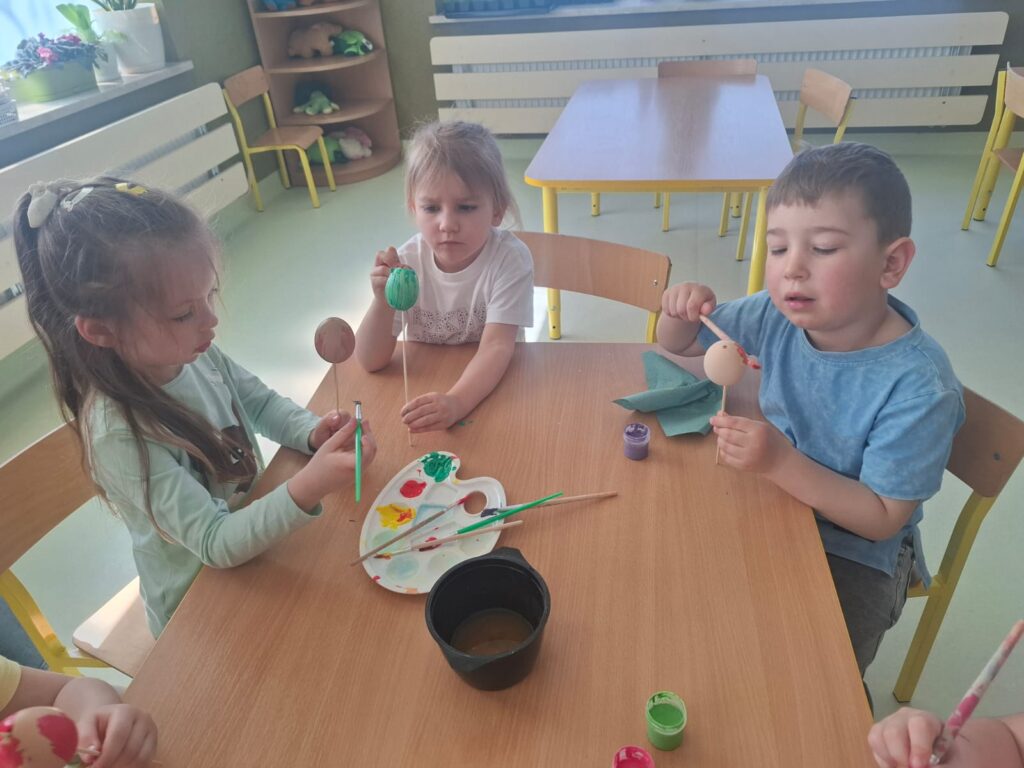 Malujemy pisanki grupa ''Papużki''