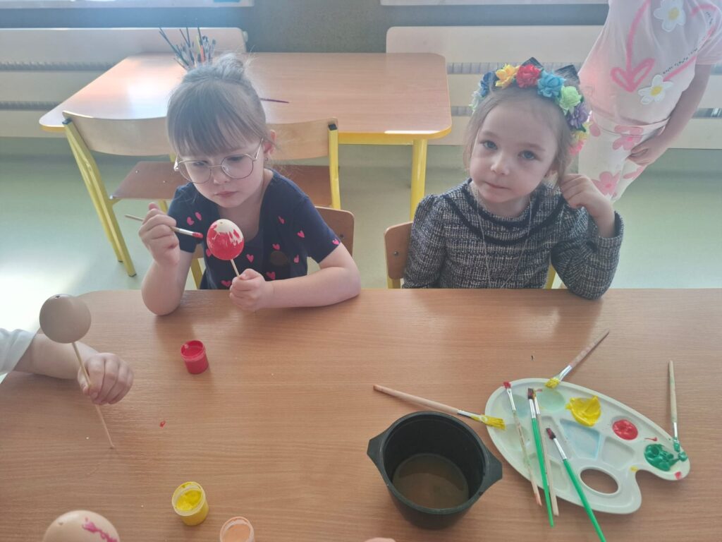 Malujemy pisanki grupa ''Papużki''