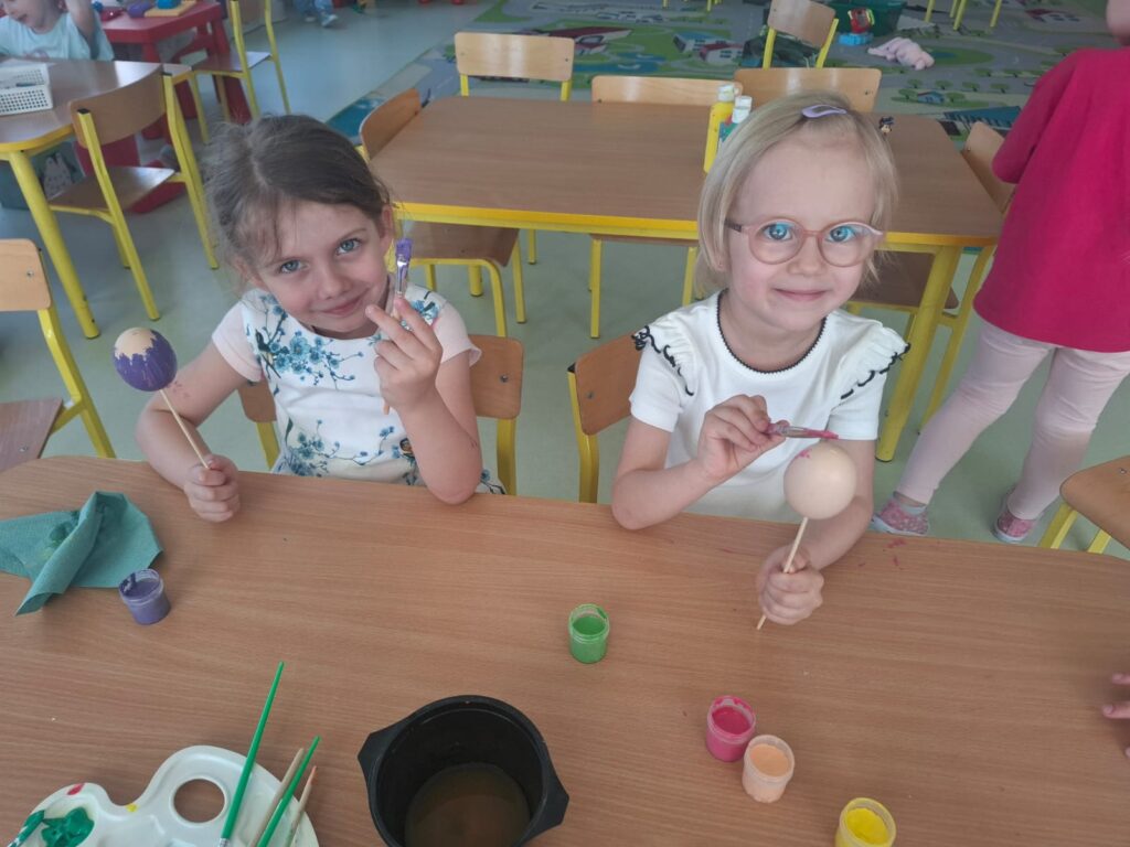 Malujemy pisanki grupa ''Papużki''
