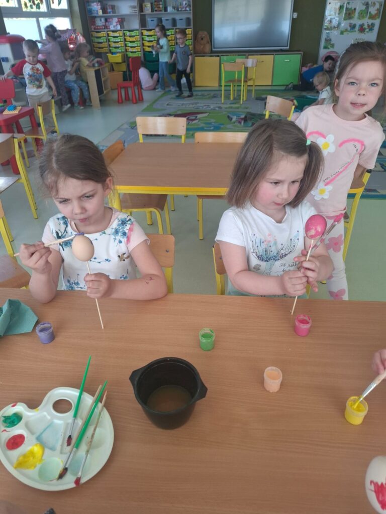 Malujemy pisanki grupa ''Papużki''