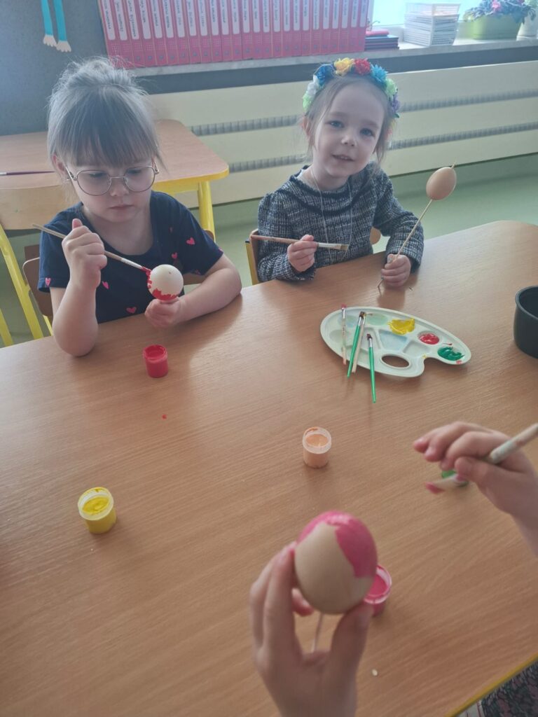 Malujemy pisanki grupa ''Papużki''
