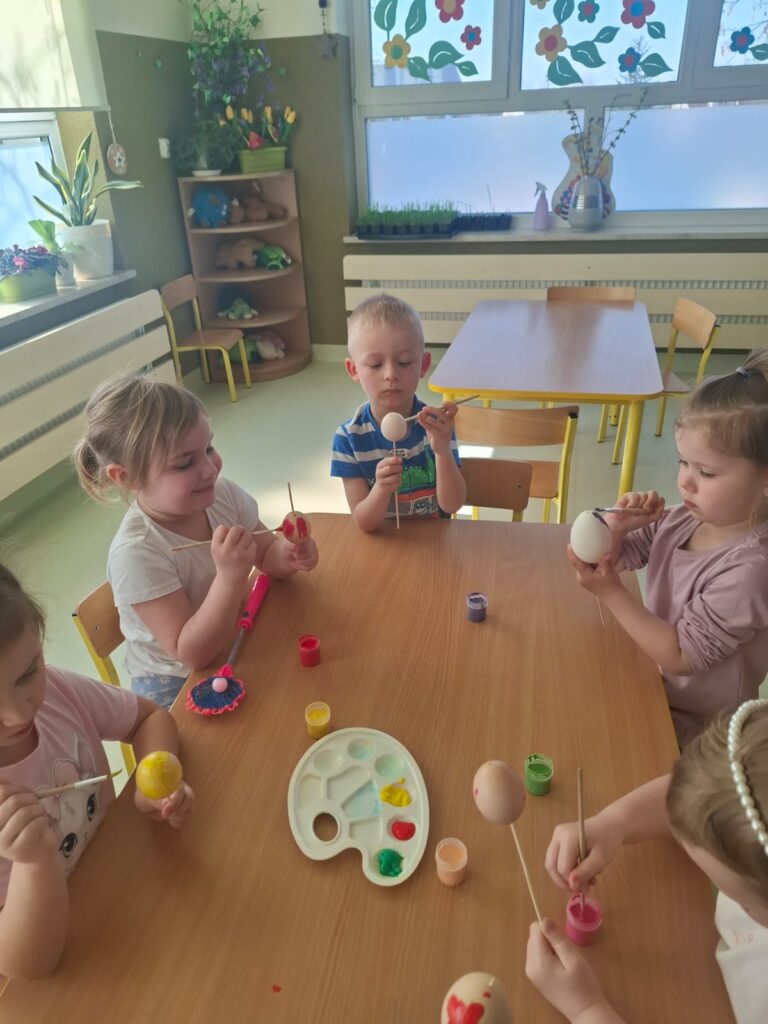 Malujemy pisanki grupa ''Papużki''