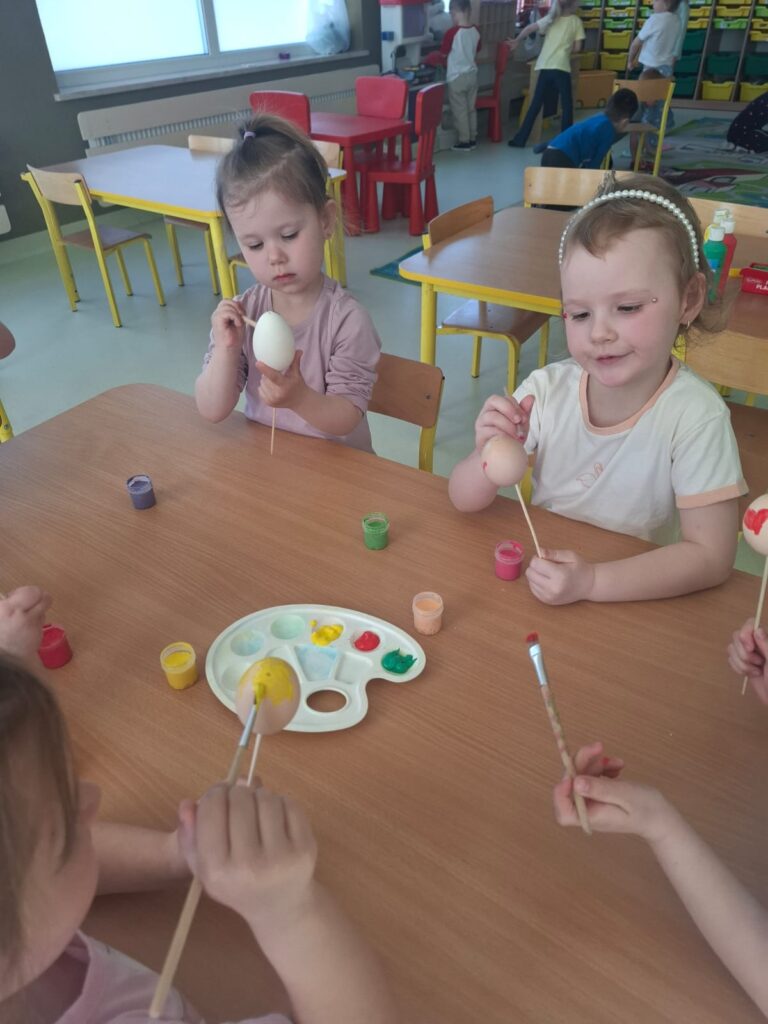 Malujemy pisanki grupa ''Papużki''