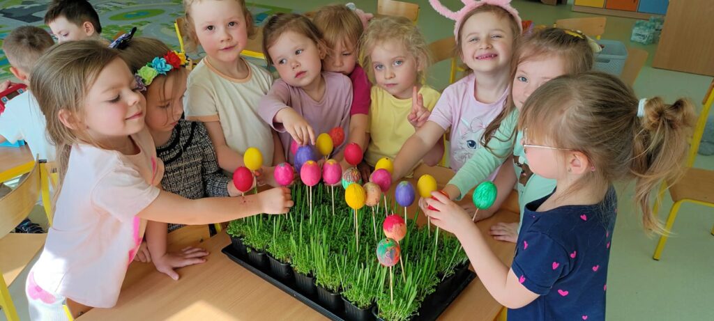 Malujemy pisanki grupa ''Papużki''