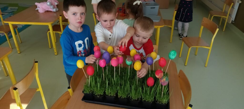 Malujemy pisanki grupa ''Papużki''
