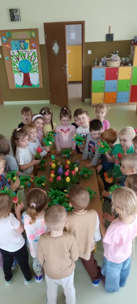 Malujemy pisanki grupa ''Papużki''