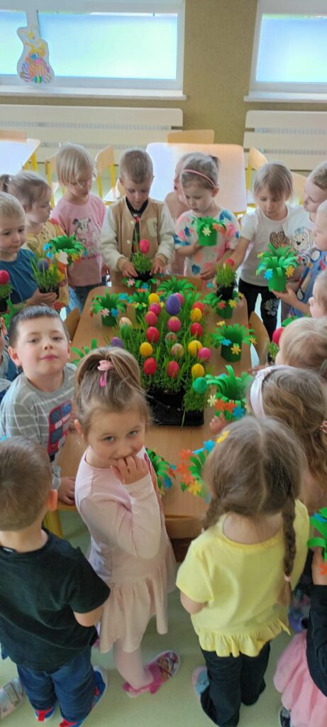 Malujemy pisanki grupa ''Papużki''