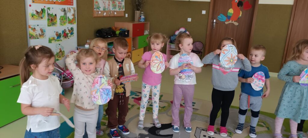 Malujemy pisanki grupa ''Papużki''