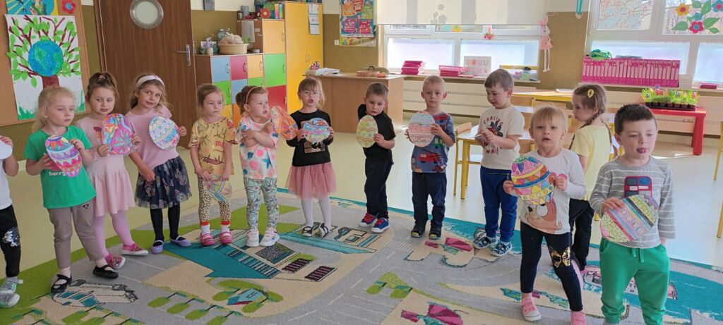 Malujemy pisanki grupa ''Papużki''