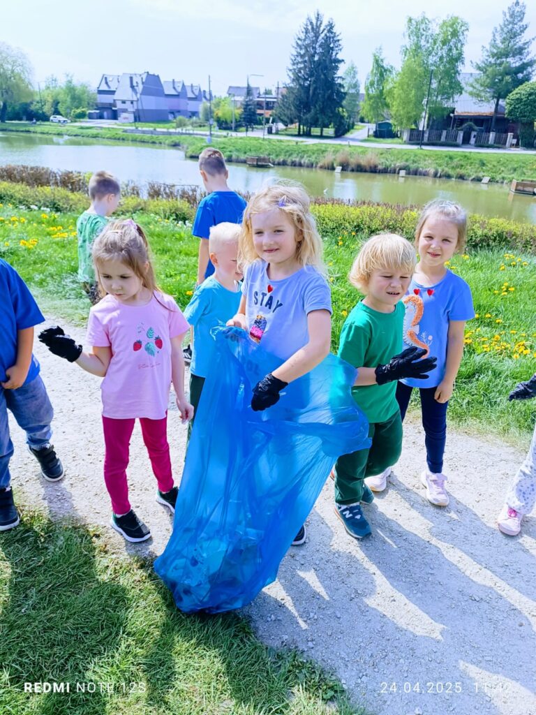 ''Dzień Ziemi''  w grupie ''Żyrafek''