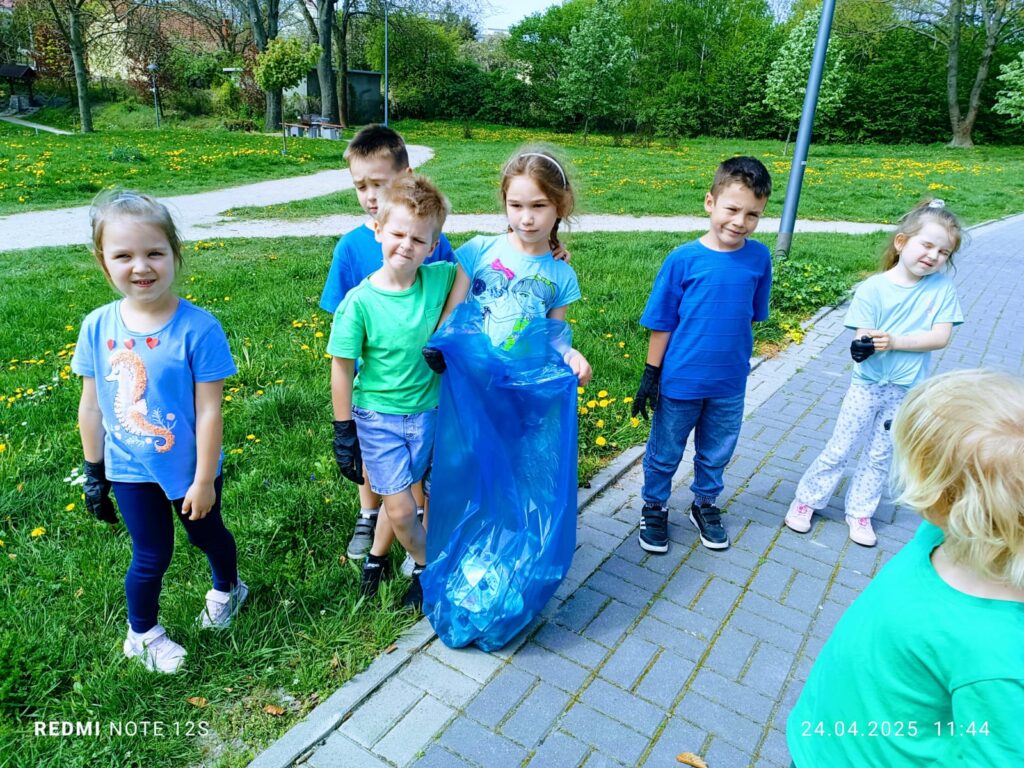 ''Dzień Ziemi''  w grupie ''Żyrafek''