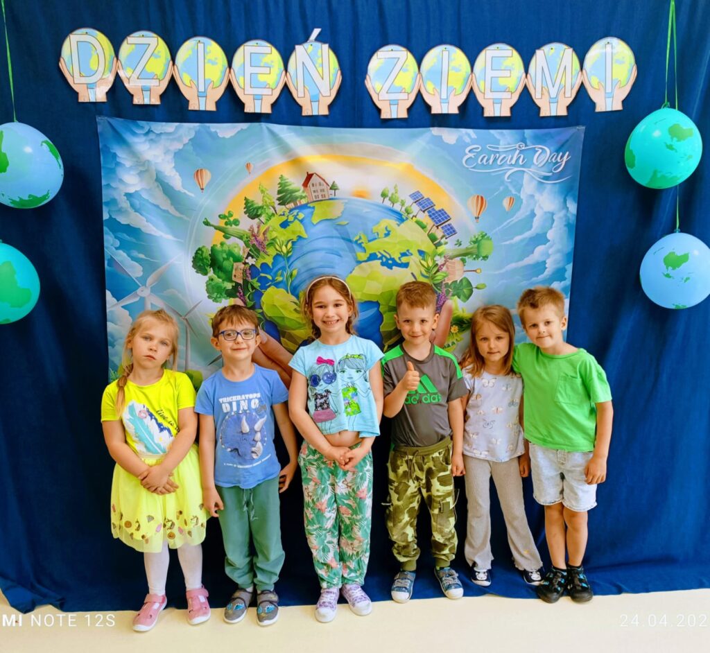 ''Dzień Ziemi''  w grupie ''Żyrafek''