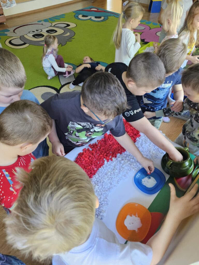 Święta Majowe w grupie ''Pszczółki''