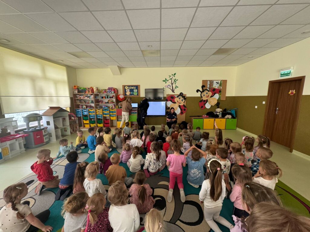 SÓWKI POZNAŁY PSA POLICYJNEGO - HEKTORA. POGADANKA NA TEMAT BEZPIECZNEGO ZACHOWANIA SIĘ NA ULICY
